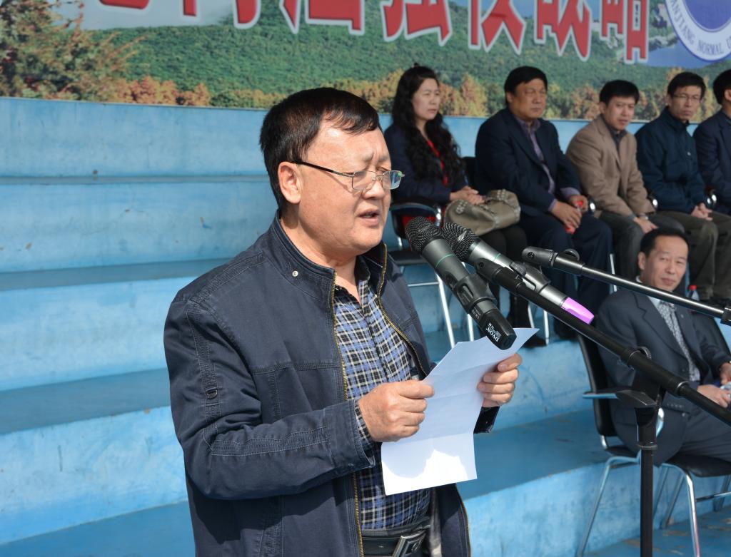 校党委常委,副校长陈景文致开幕词